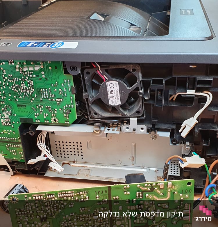 מעגלים מודפסים ומאוורר בתוך מדפסת פתוחה